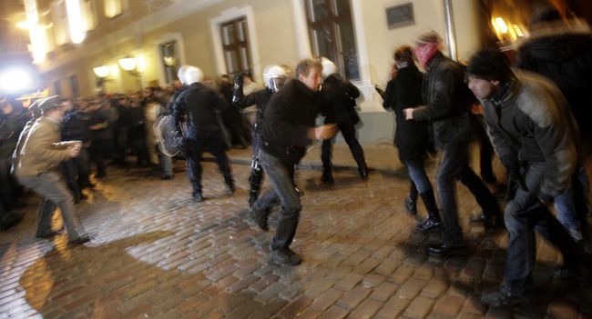 Массовые беспорядки в центре Риги Массовые беспорядки в центре Риги