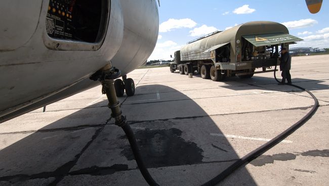 Заправка военно-транспортного самолета
