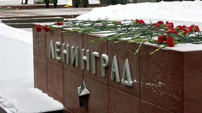 Церемония зажжения факелов у могилы Неизвестного солдата Церемония зажжения факелов у могилы Неизвестного солдата