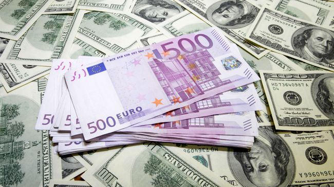 Официальный курс доллара с 30 марта - 28,34 руб, евро - 40,03 руб