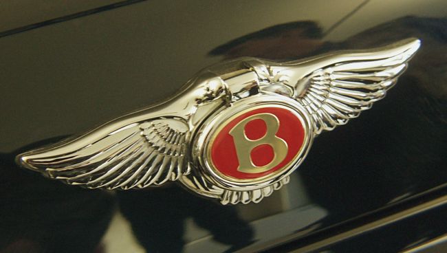 Логотип Bentley на автомобиле этой марки Логотип Bentley на автомобиле этой марки