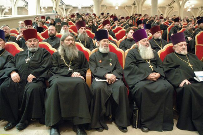 Перемен в церковном руководстве ждали с самого дня избрания нового Патриарха Московсого и всея Руси Кирилла в конце января. Перемен в церковном руководстве ждали с самого дня избрания нового Патриарха Московсого и всея Руси Кирилла в конце января.