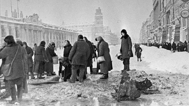 Жители Ленинграда в очереди за водой Жители Ленинграда в очереди за водой