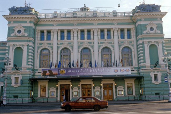 Фасад здания Мариинского театра оперы и балета в Санкт-Петербурге