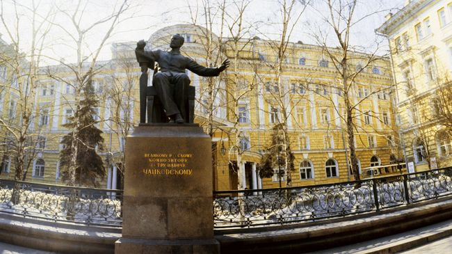Памятник П.И.Чайковскому у здания Московской консерватории Памятник П.И.Чайковскому у здания Московской консерватории