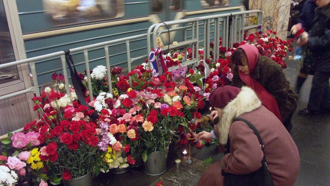 Цветы на станции Автозаводская в день траура, архивное фото Цветы на станции Автозаводская в день траура, архивное фото