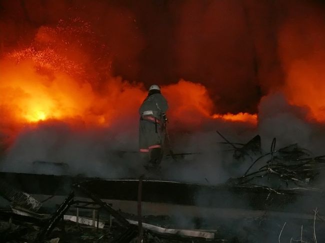 Пожар в здании бывшего общежития в поселке Аксарайский
