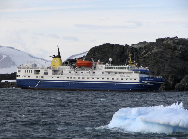 Круизный лайнер Ocean Nova сел на мель у берегов Антарктиды Круизный лайнер Ocean Nova сел на мель у берегов Антарктиды