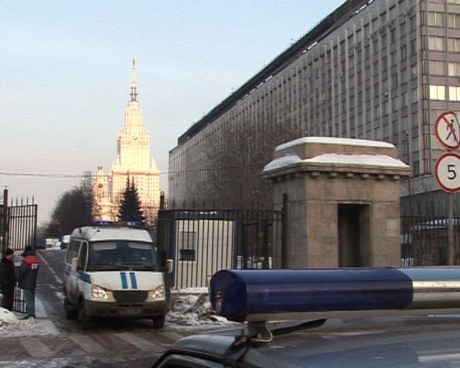 Автомобиль врезался в остановку общественного транспорта Автомобиль врезался в остановку общественного транспорта