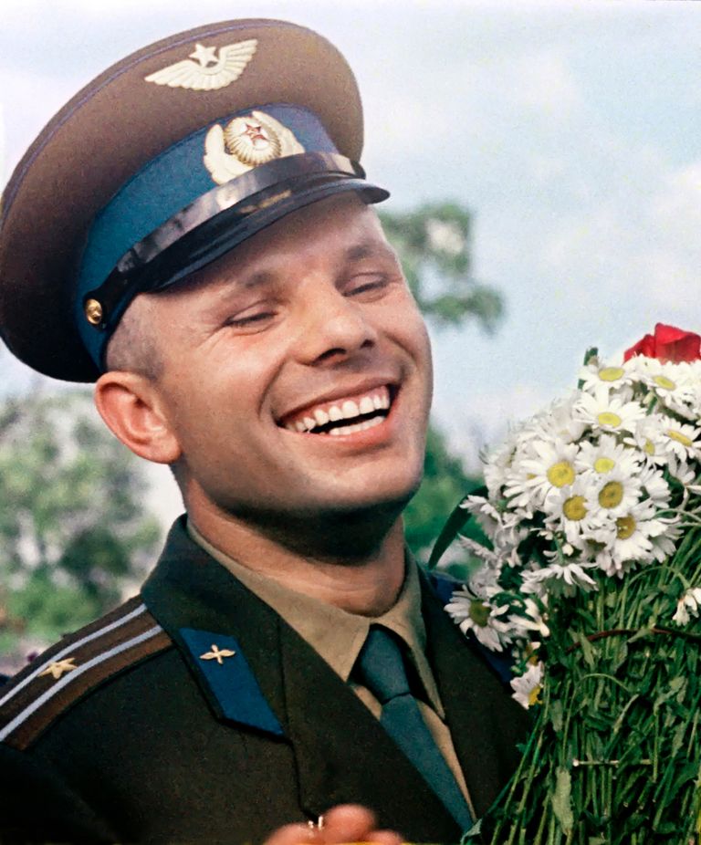 Летчик-космонавт Ю.Гагарин Летчик-космонавт Ю.Гагарин