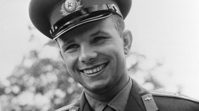 Гагарин держит голубя