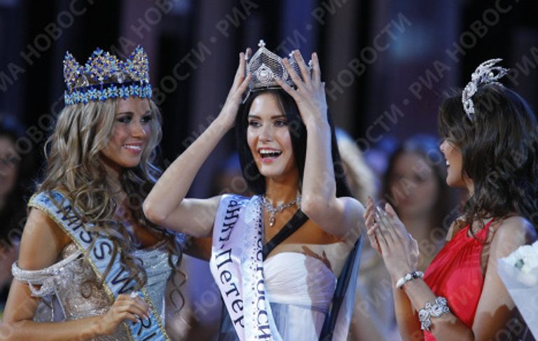 Мисс мира 2008 и Мисс Россия 2007 Ксения Сухинова, обладательница титула Мисс Россия 2008 София Рудьева, Мисс Вселенная 2008 Диана Мендоза Мисс мира 2008 и Мисс Россия 2007 Ксения Сухинова, обладательница титула Мисс Россия 2008 София Рудьева, Мисс Вселенная 2008 Диана Мендоза