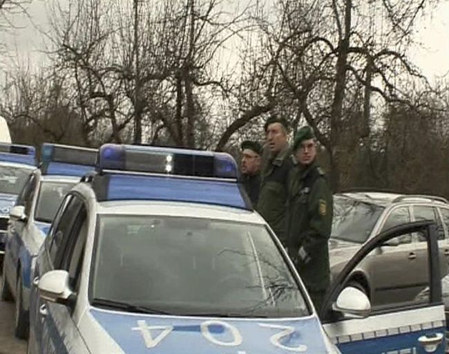 Полиция возле гимназии города Виннендене, в которой была открыта стрельба