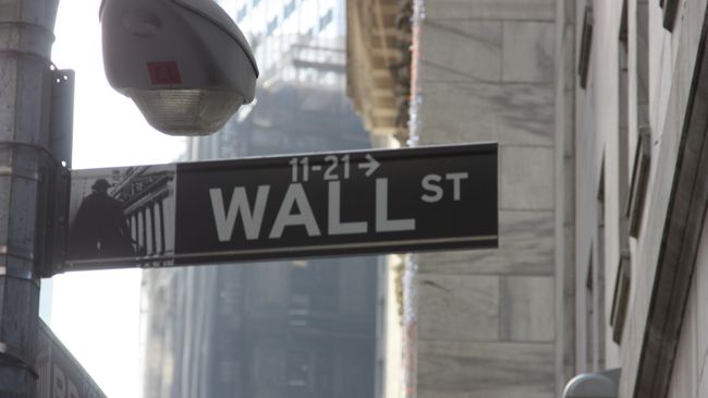 Указатель на Wall Street в Нью-Йорке