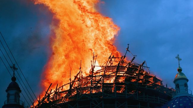 Пожар в Троицком соборе. Архив Пожар в Троицком соборе. Архив