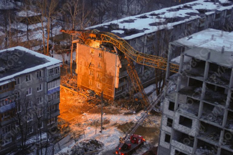 Строительный кран упал на жилой дом в Нижнем Новгороде Строительный кран упал на жилой дом в Нижнем Новгороде