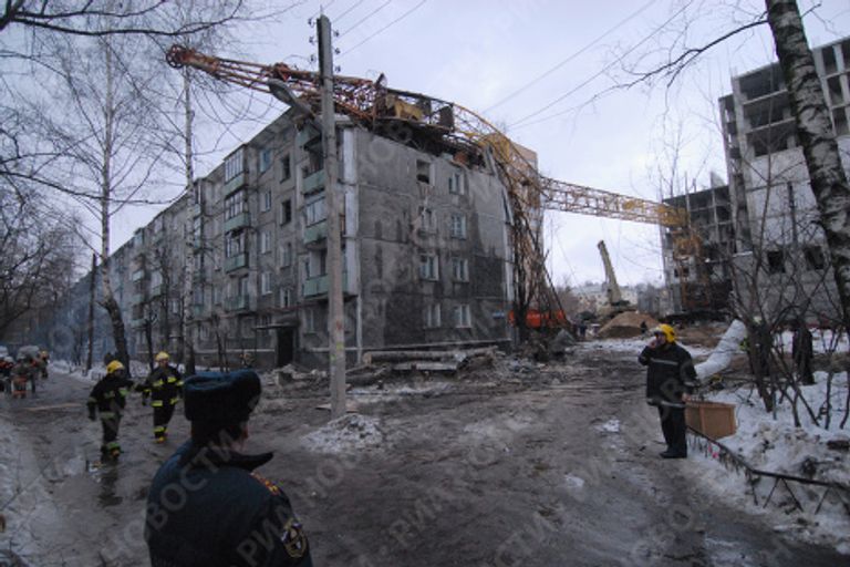Строительный кран упал на жилой дом в Нижнем Новгороде Строительный кран упал на жилой дом в Нижнем Новгороде