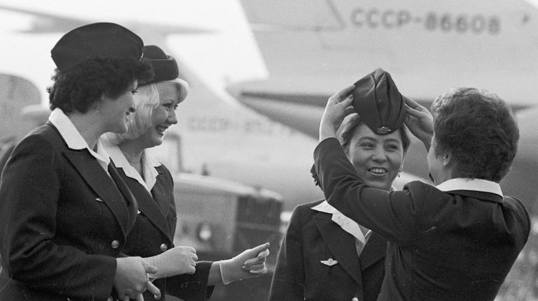 Стюардессы Аэрофлота перед полетом Стюардессы Аэрофлота перед полетом