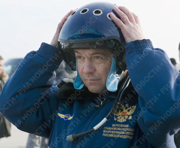 Президент России Дмитрий Медведев перед полетом на истребителе-бомбардировщике Су-34 Президент России Дмитрий Медведев перед полетом на истребителе-бомбардировщике Су-34