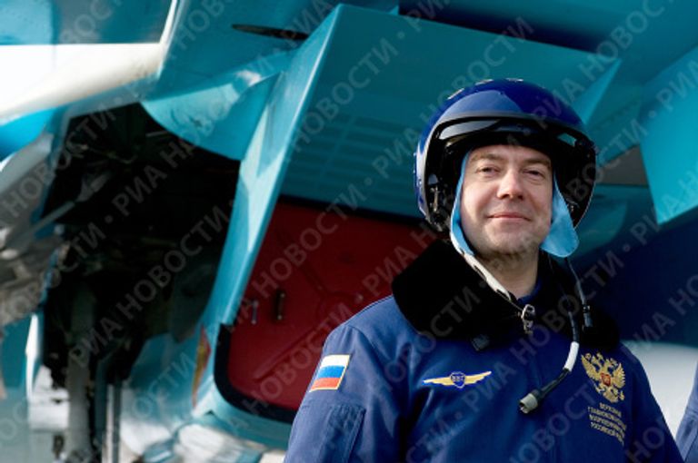 Президент России Дмитрий Медведев перед полетом на истребителе-бомбардировщике Су-34 Президент России Дмитрий Медведев перед полетом на истребителе-бомбардировщике Су-34
