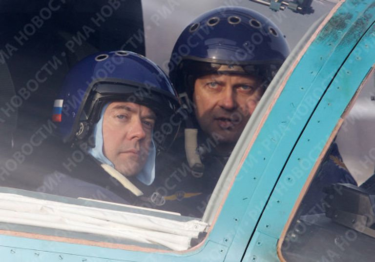 Президент России Дмитрий Медведев перед полетом на истребителе-бомбардировщике Су-34 Президент России Дмитрий Медведев перед полетом на истребителе-бомбардировщике Су-34