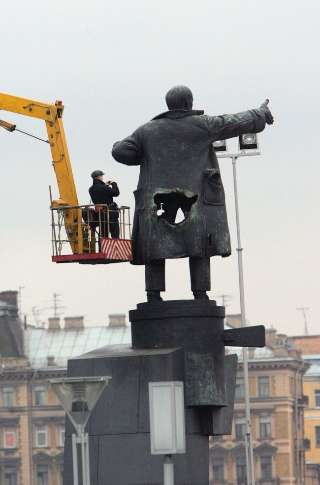 Взорванный в Санкт-Петербурге памятник Ленину у Финляндского вокзала