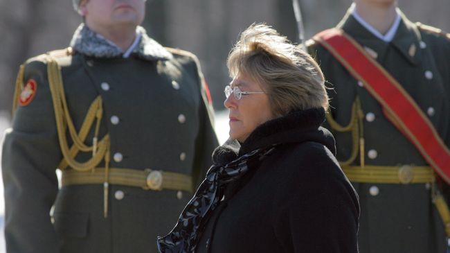 Президент Чили Мишель Бачелет возложила венок к монументу Матери-Родины на Пискаревском мемориальном кладбище