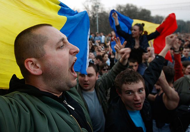Толпа громит в Кишиневе здание парламента Толпа громит в Кишиневе здание парламента