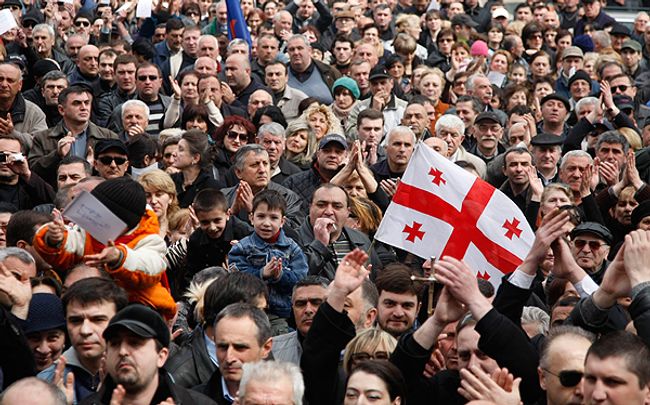 В Грузии оппозиция стягивает сторонников к парламенту, центр перекрыт В Грузии оппозиция стягивает сторонников к парламенту, центр перекрыт