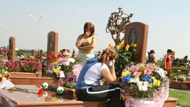 На кладбище Беслана, где похоронены жерты трагедии 1 сентября 2004 года