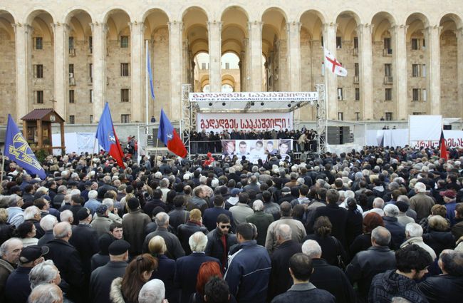 Митинг у здания парламента в Грузии Митинг у здания парламента в Грузии