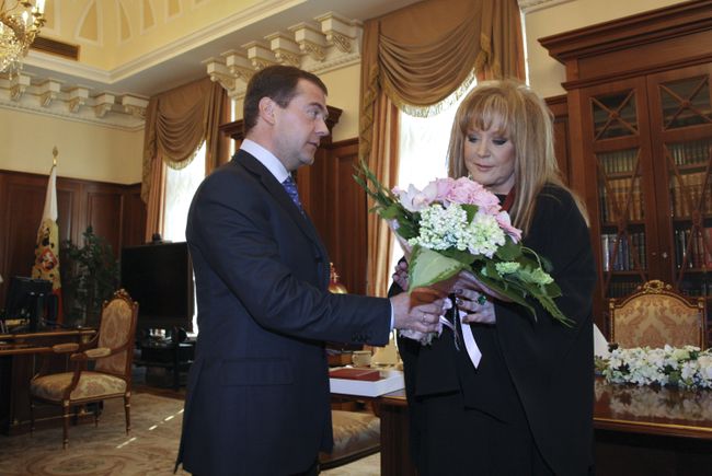 Президент РФ Дмитрий Медведев поздравил певицу Аллу Пугачеву с днем рождения
