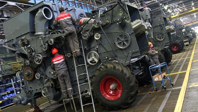 Сборочная линия комбайнов на Ростсельмаше. Архивное фото Сборочная линия комбайнов на Ростсельмаше. Архивное фото