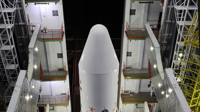 Индийская ракета-носитель PSLV перед стартом