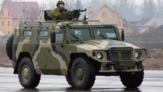 Солдат передвигается на бронированном автомобиле Тигр. Архивное фото