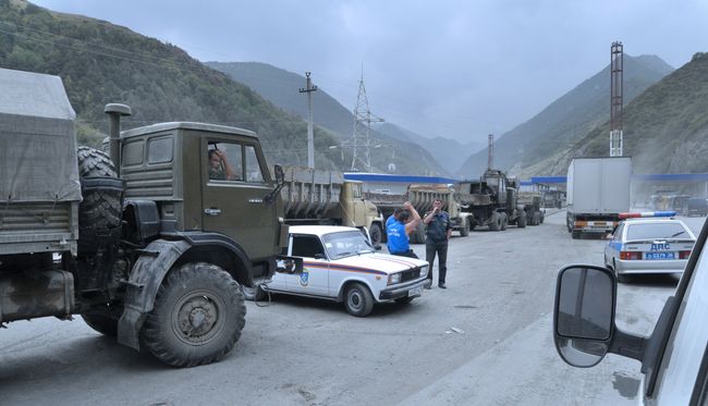 На пограничном таможенном пункте Северной Осетии. Архив