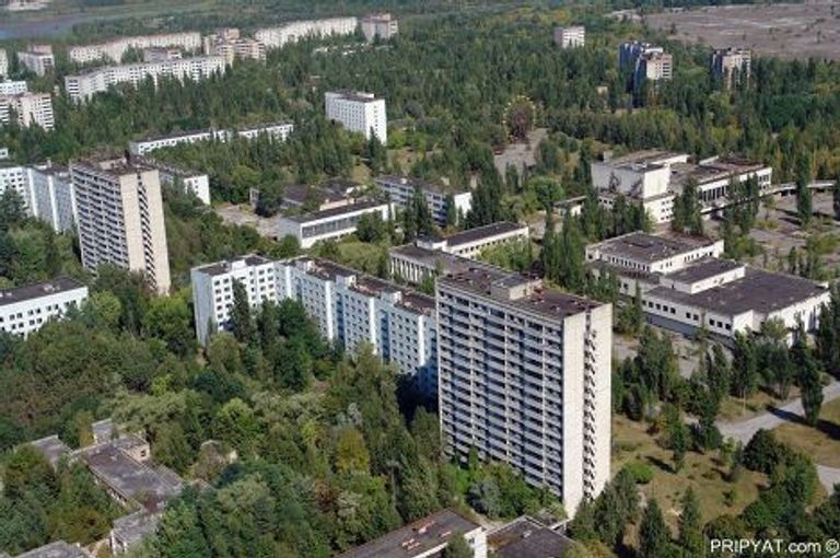Город практически не разрушен: от времени фрагментарно обвалились всего лишь два здания - все остальные разрушения в большинстве своем нанесены мародерами. Город практически не разрушен: от времени фрагментарно обвалились всего лишь два здания - все остальные разрушения в большинстве своем нанесены мародерами.