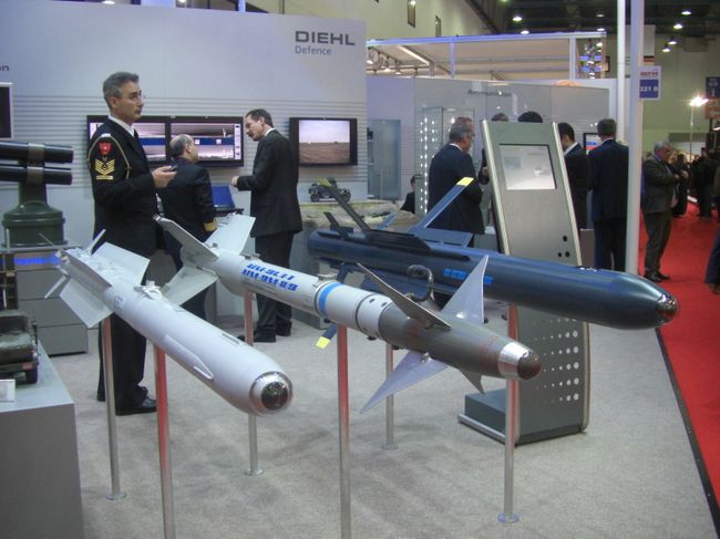 На выставке вооружений На выставке вооружений