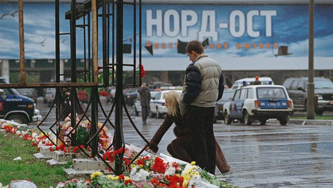 Возложение цветов у Театрального центра на Дубровке. Архивное фото Возложение цветов у Театрального центра на Дубровке. Архивное фото