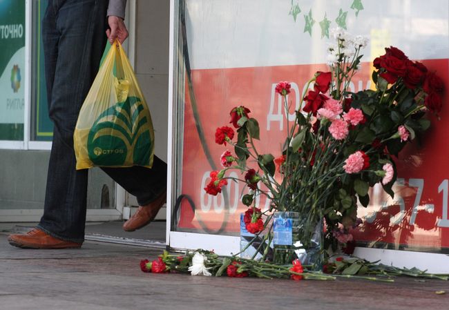 Цветы у супермаркета Остров на Шипиловской улице в Москве, где в ночь на понедельник начальник ОВД Царицыно убил троих и ранил шестерых человек Цветы у супермаркета Остров на Шипиловской улице в Москве, где в ночь на понедельник начальник ОВД Царицыно убил троих и ранил шестерых человек