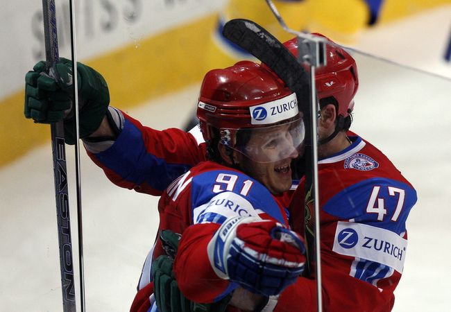 Игроки сборной России Олег Сапрыкин и Александр Радулов Игроки сборной России Олег Сапрыкин и Александр Радулов