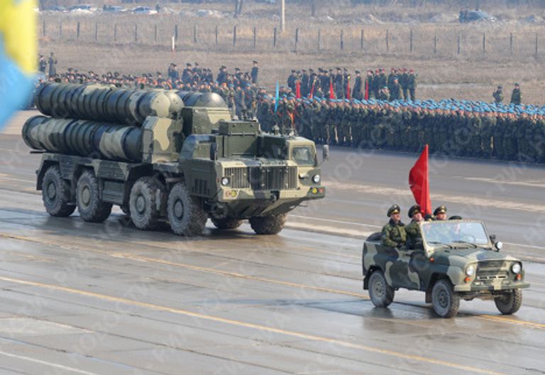 Пусковая установка ЗРК С-300, впереди командирский УАЗ-3151 Пусковая установка ЗРК С-300, впереди командирский УАЗ-3151
