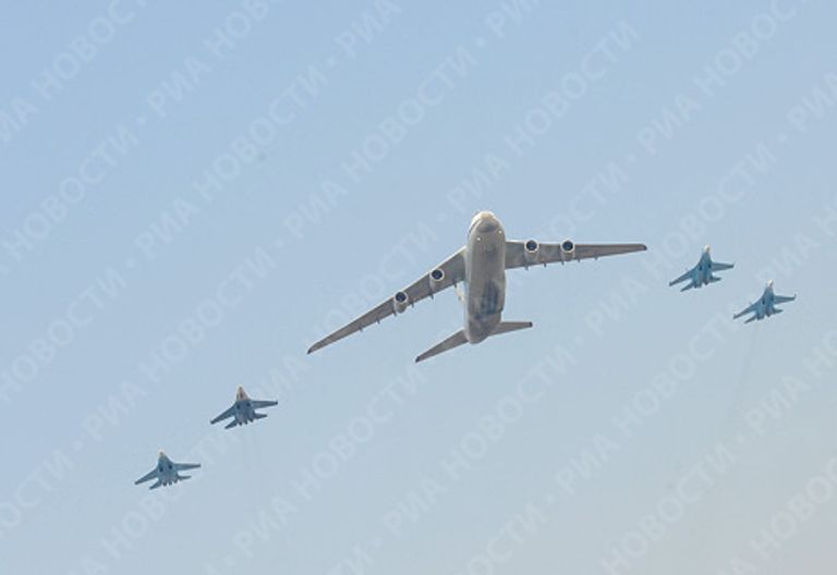 Ан-124 в сопровождении четырех Су-27 Ан-124 в сопровождении четырех Су-27