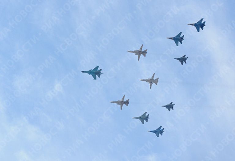 Лидер строя Су-34, за ним – три Су-24М, с флангов в хвосте – 4 Су-27, внутри строя в хвосте – два МиГ-29 Лидер строя Су-34, за ним – три Су-24М, с флангов в хвосте – 4 Су-27, внутри строя в хвосте – два МиГ-29