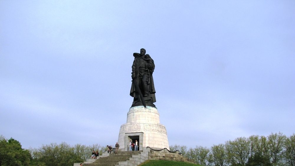 Монумент Воину-освободителю в Трептов-парке в Берлине Монумент Воину-освободителю в Трептов-парке в Берлине - РИА Новости, 1920, 09.05.2021