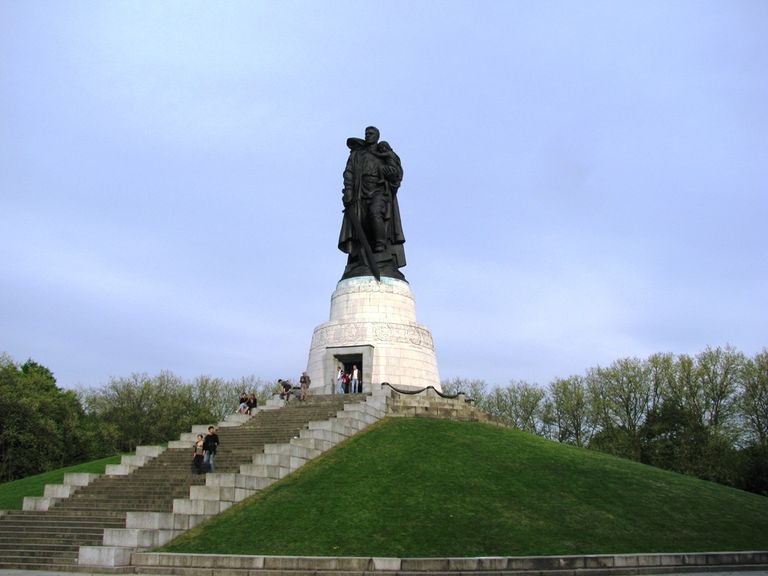 Монумент Воину-освободителю в Трептов-парке в Берлине Монумент Воину-освободителю в Трептов-парке в Берлине