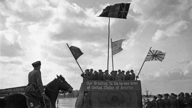 Митинг по случаю встречи на Эльбе советской и американской армий в конце Великой Отечественной войны Митинг по случаю встречи на Эльбе советской и американской армий в конце Великой Отечественной войны