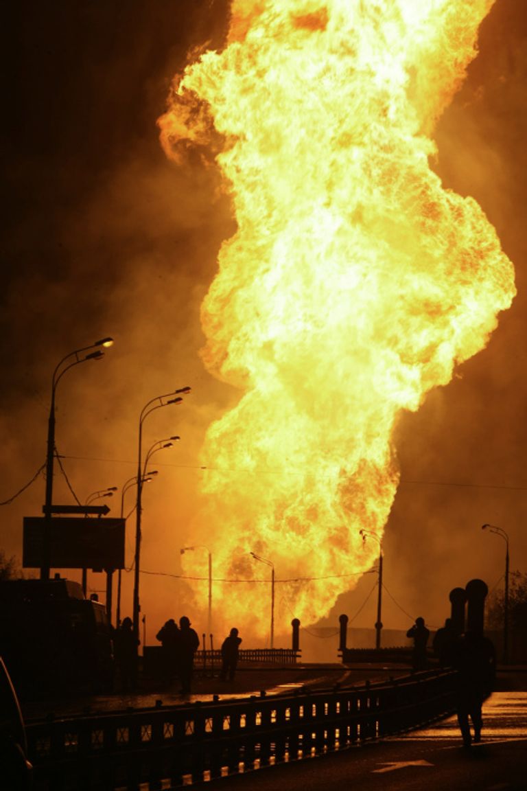 Взрыв и сильный пожар на газопроводе на западе Москвы Взрыв и сильный пожар на газопроводе на западе Москвы