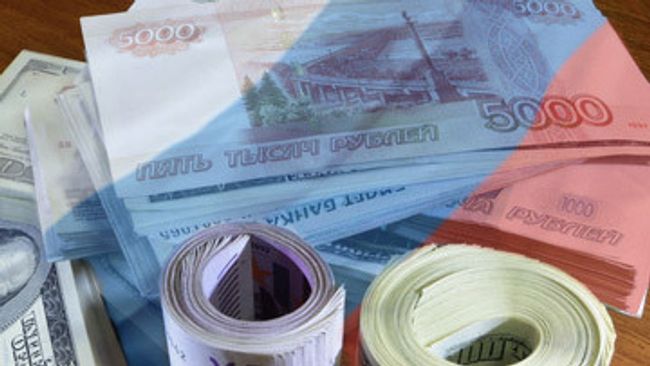 Половина россиян оценивает меры в сфере экономики на тройку - опрос