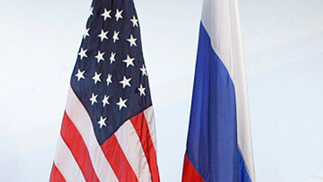 Флаги России и США. Архивное фото Флаги России и США. Архивное фото